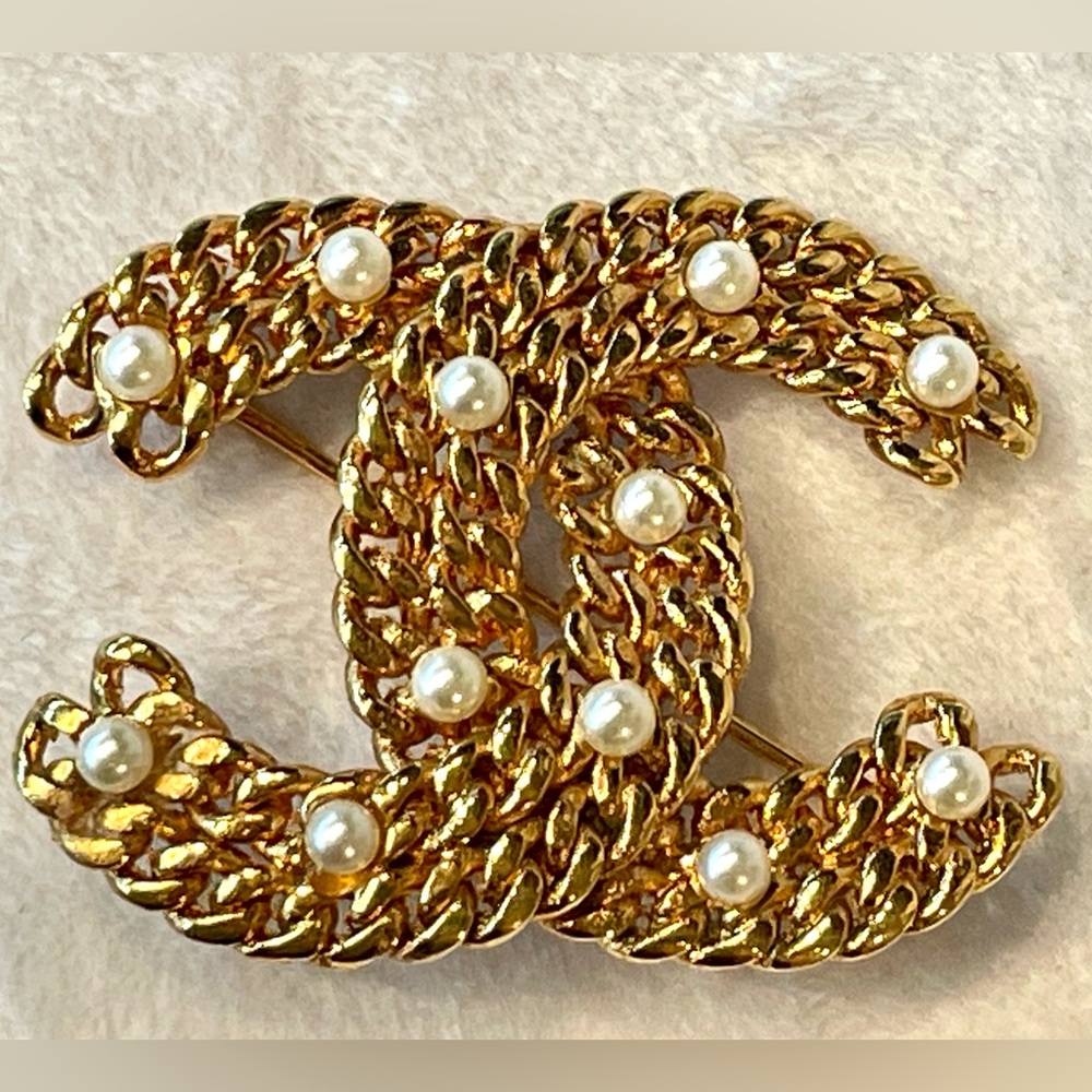 CHANEL chain link and faux pearl brooch, signed, never worn,  box&case, like new - Picture 4 of 14